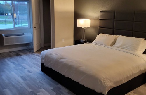 Waverly Hotel | Relax at Red Fox Inn and Suites with Pool & Breakfast