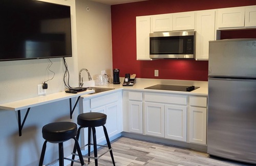 Waverly Hotel | Relax at Red Fox Inn and Suites with Pool & Breakfast