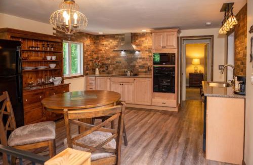 Cazenovia House | Inviting Red Fox Run B&B with Relaxing Hot Tub Experience