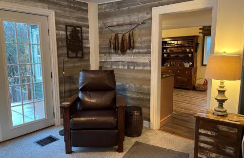 Cazenovia House | Inviting Red Fox Run B&B with Relaxing Hot Tub Experience