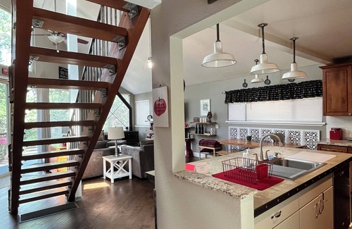 Murphys Cottage | Inviting Red Gate Retreat - Nature Escape Near Main Street