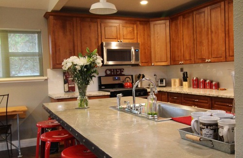 Murphys Cottage | Inviting Red Gate Retreat - Nature Escape Near Main Street