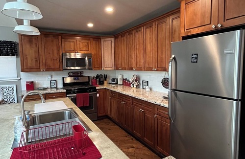 Murphys Cottage | Inviting Red Gate Retreat - Nature Escape Near Main Street