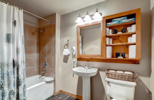 River Run Apartment | Discover Red Hawk Lodge 2207 with Pool and Hot Tub