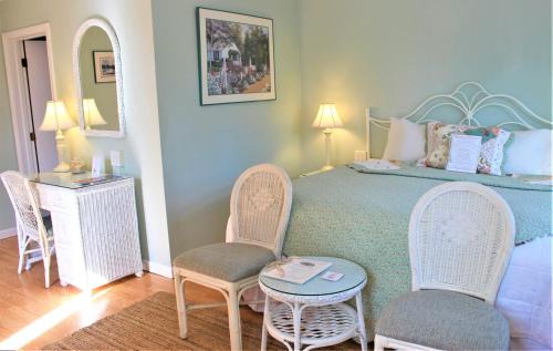 Falmouth Heights Hotel | Red Horse Inn: Highly Rated Family-Friendly Retreat