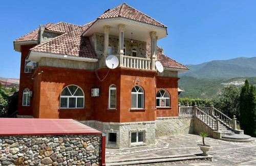 Getahovit Villa | Welcoming Red House: Family-Friendly Stay with Kitchen Access