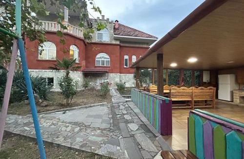 Getahovit Villa | Welcoming Red House: Family-Friendly Stay with Kitchen Access
