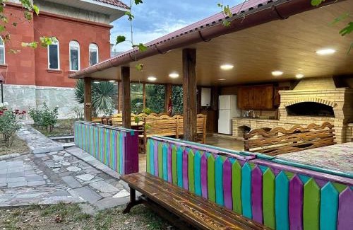 Getahovit Villa | Welcoming Red House: Family-Friendly Stay with Kitchen Access