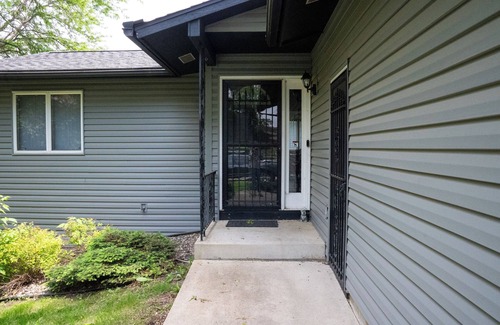 Rochester House | Pet-Friendly Red Juniper House Near Mayo Clinic - 10/10 Rating