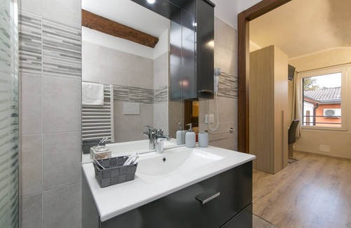 Favaro Veneto House | Comfortable Red Lion Guest House - Eco-Friendly Amenities