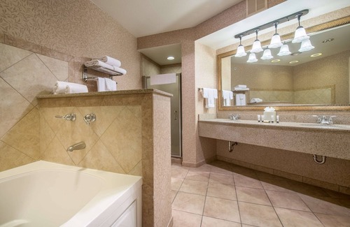 Pasco Hotel | Convenient Red Lion Hotel Pasco Airport & Conference Center