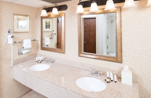 Pendleton Hotel | Comfortable Stay at Red Lion Hotel Pendleton with Pool