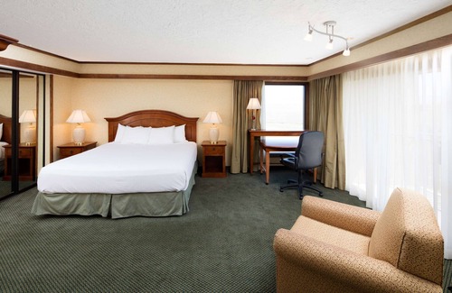 Pendleton Hotel | Comfortable Stay at Red Lion Hotel Pendleton with Pool