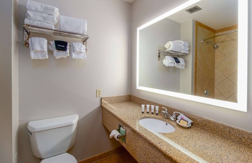 Post Falls Hotel | Relax at Red Lion Hotel Templin's with Pool & Spa Amenities