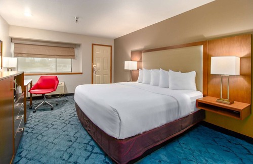 Post Falls Hotel | Relax at Red Lion Hotel Templin's with Pool & Spa Amenities