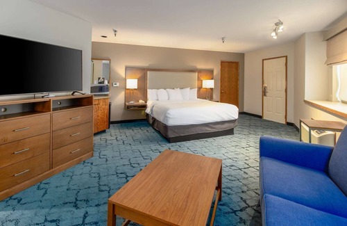 Post Falls Hotel | Relax at Red Lion Hotel Templin's with Pool & Spa Amenities