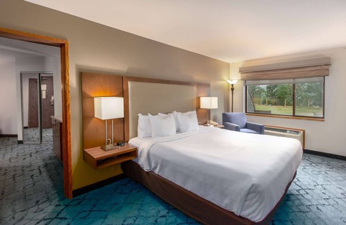 Post Falls Hotel | Relax at Red Lion Hotel Templin's with Pool & Spa Amenities