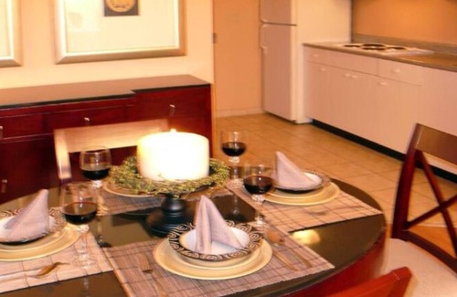 Saanich Hotel | Welcoming Red Lion Inn and Suites with Pool & Dining Options