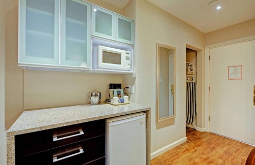 Saanich Hotel | Welcoming Red Lion Inn and Suites with Pool & Dining Options