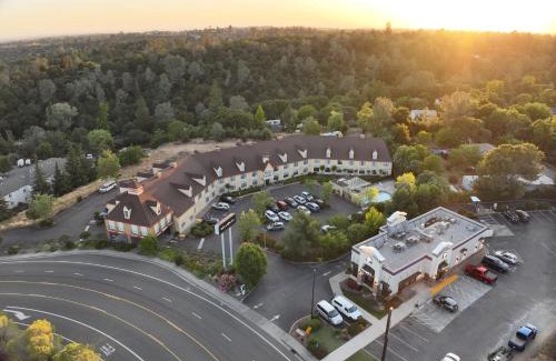North Auburn Hotel | Pet-Friendly Getaway at Red Lion Inn & Suites Auburn