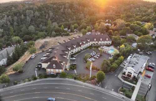 North Auburn Hotel | Pet-Friendly Getaway at Red Lion Inn & Suites Auburn