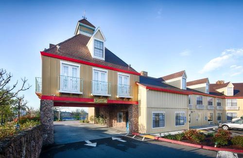 North Auburn Hotel | Pet-Friendly Getaway at Red Lion Inn & Suites Auburn