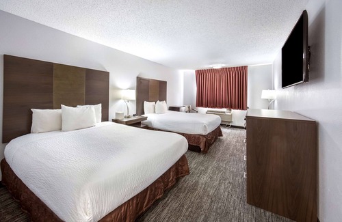 Grants Pass Hotel | Discover Red Lion Inn & Suites with Pool and Spa Amenities