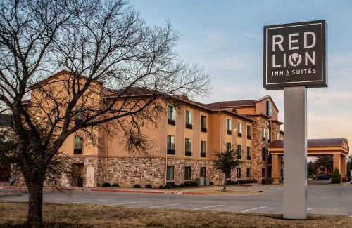 Mineral Wells Hotel | Relax at Red Lion Inn & Suites Mineral Wells with Pool Access