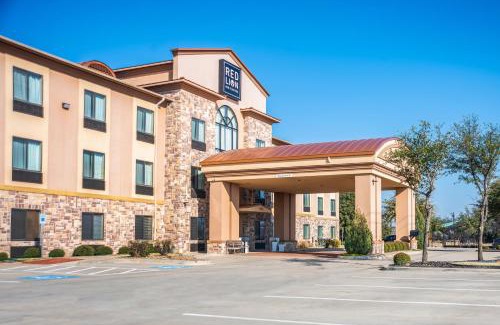 Mineral Wells Hotel | Relax at Red Lion Inn & Suites Mineral Wells with Pool Access