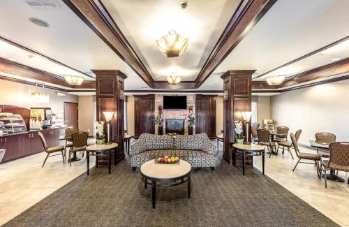 Mineral Wells Hotel | Relax at Red Lion Inn & Suites Mineral Wells with Pool Access