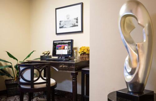 Olympia Hotel | Inviting Stay at Red Lion Inn & Suites Olympia, Governor Hotel