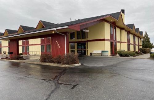 Post Falls Hotel | Pet-Friendly Red Lion Inn & Suites with Pool Access