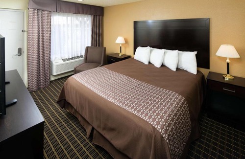 Bechelli Hotel | Comfortable Stay at Red Lion Inn & Suites Redding