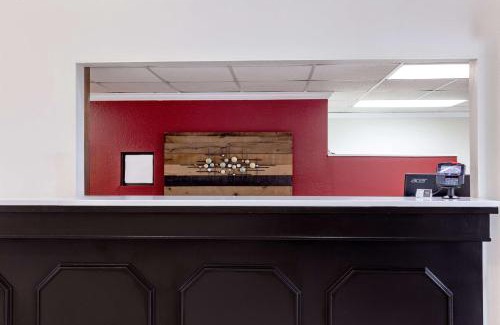 Mitchell Hotel | Pet-Friendly Retreat at Red Lion Inn & Suites Pontoon Beach