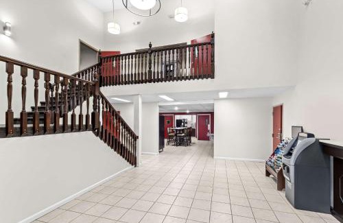 Mitchell Hotel | Pet-Friendly Retreat at Red Lion Inn & Suites Pontoon Beach