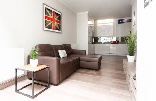 Holborn and Covent Garden Apartment | Experience Red Lion Square: Top-Rated Stay with Spa & Breakfast