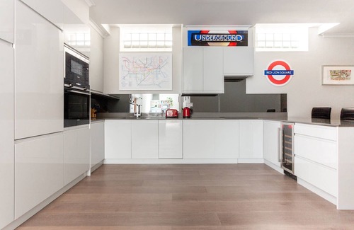 Holborn and Covent Garden Apartment | Experience Red Lion Square: Top-Rated Stay with Spa & Breakfast