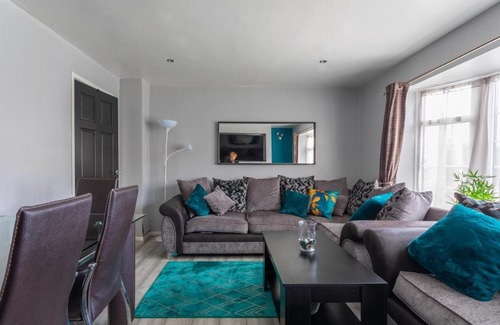 Chapeltown House | Red Lodge Stays - Close to City Center with Private Parking