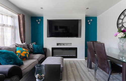 Chapeltown House | Red Lodge Stays - Close to City Center with Private Parking