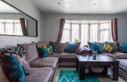 Chapeltown House | Red Lodge Stays - Close to City Center with Private Parking