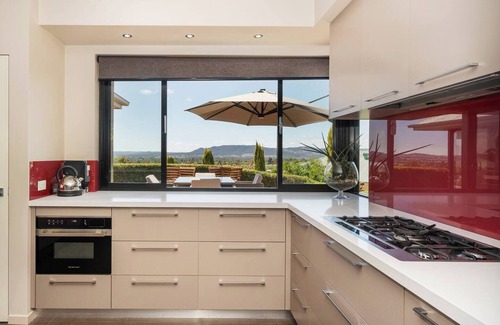 Central Mudgee House | Red Lotus Guesthouse A Grand Valley Views Escape