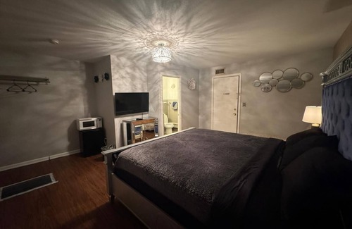 Milwaukee Hotel | Budget-Friendly Retreat at Red Lotus Inn with Spa & Breakfast