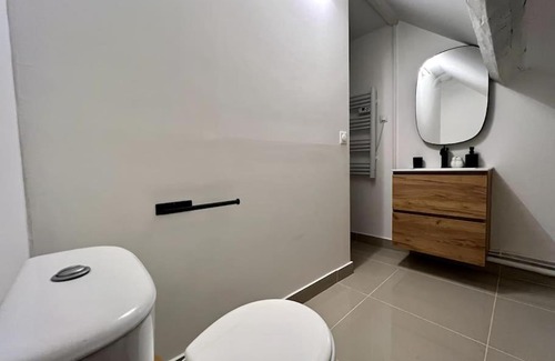 Souppes-sur-Loing Apartment | Romantic Red Love-Room with Balnéo & Hot Tub Awaits