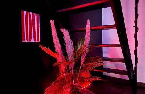 Souppes-sur-Loing Apartment | Romantic Red Love-Room with Balnéo & Hot Tub Awaits