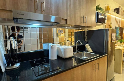 Legazpi Village Condo | RED LUXE HAVEN Comfy stay, Netflix and Fast WiFi Ready