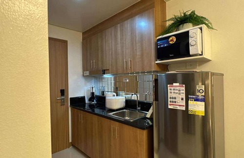 Legazpi Village Condo | RED LUXE HAVEN Comfy stay, Netflix and Fast WiFi Ready