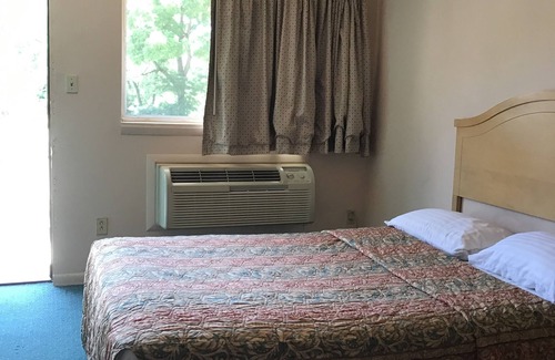 Briar Creek Hotel | Cozy Red Maple Inn: Family-Friendly with Breakfast Included