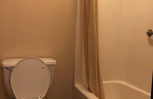 Briar Creek Hotel | Cozy Red Maple Inn: Family-Friendly with Breakfast Included