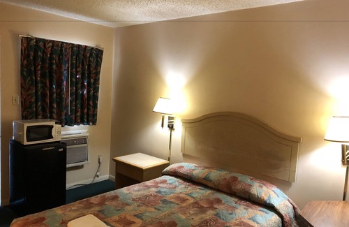 Briar Creek Hotel | Cozy Red Maple Inn: Family-Friendly with Breakfast Included