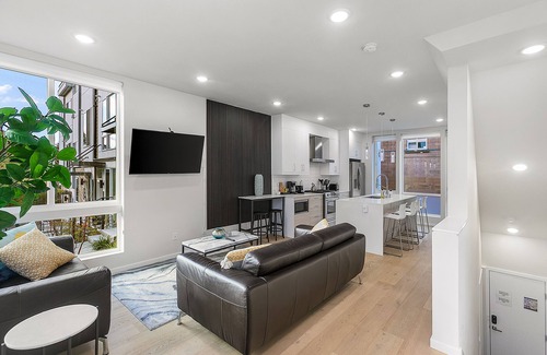 Leschi Apartment | Guest Rated 10/10: Red Maple Retreat with Spa & Breakfast